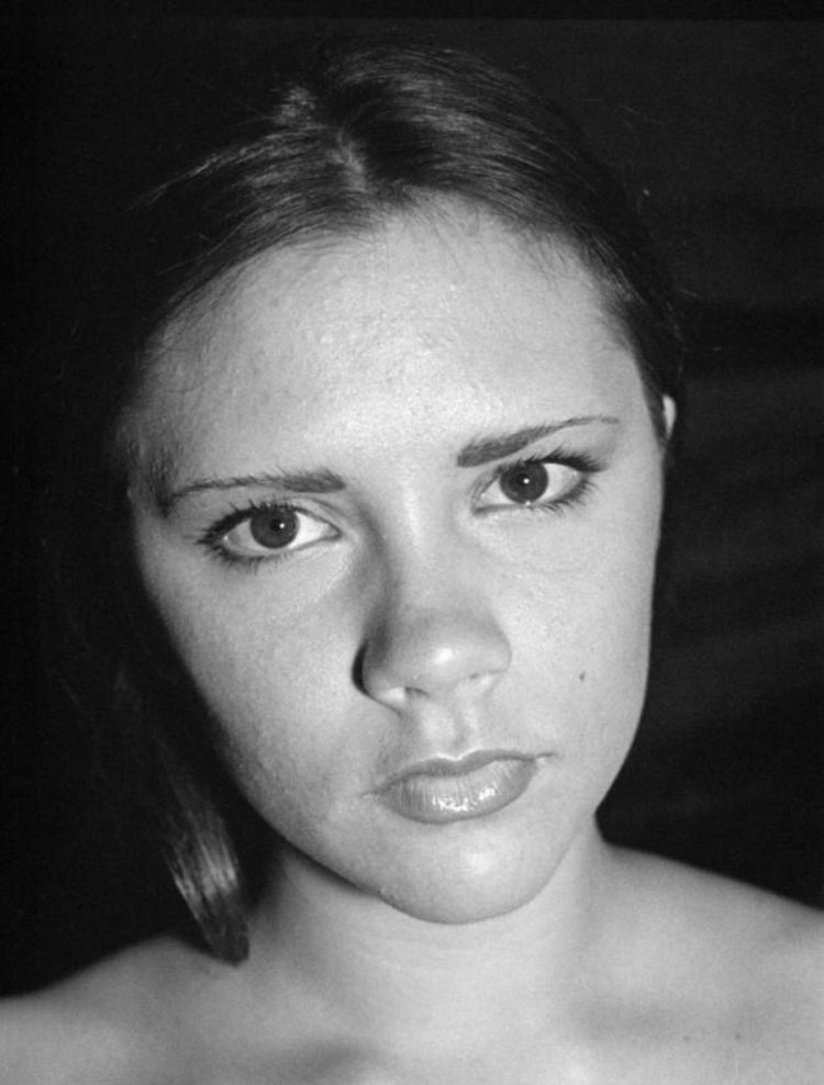 Девушка с щеками и со скулами