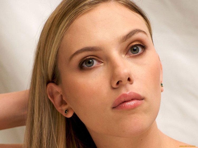 Курносая девушка