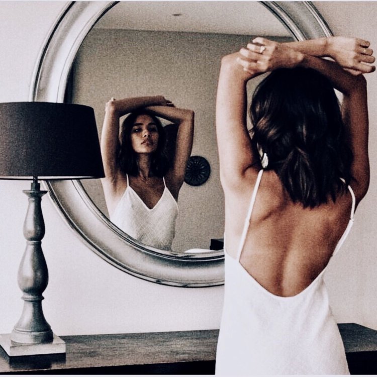 Девушка в зеркале