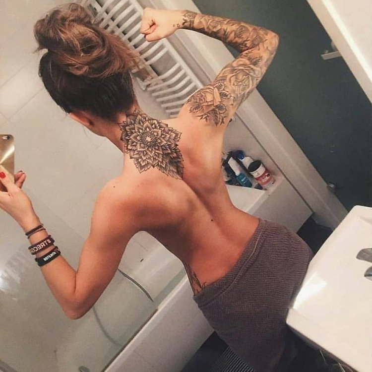 Тату на спортивной спине девушек