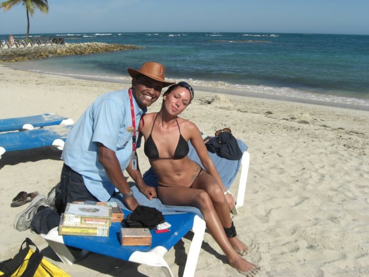 Брюнетка загорает на пляже