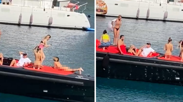 Две девушки на море со спины