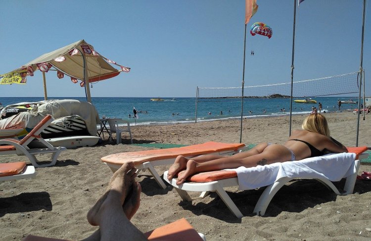 Восточные женщины на пляже