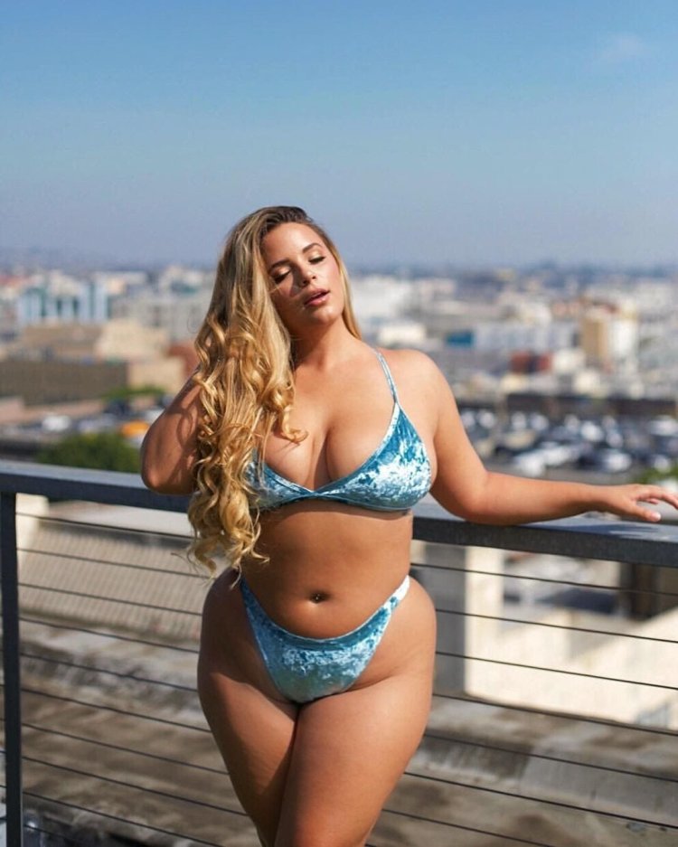 Джордан Карвер большой грудью