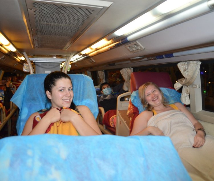 Девушки в поезде плацкарт