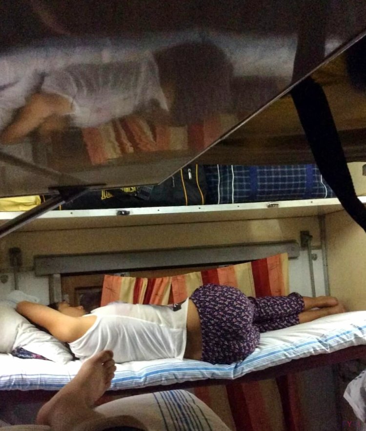 Девушки в плацкартном вагоне