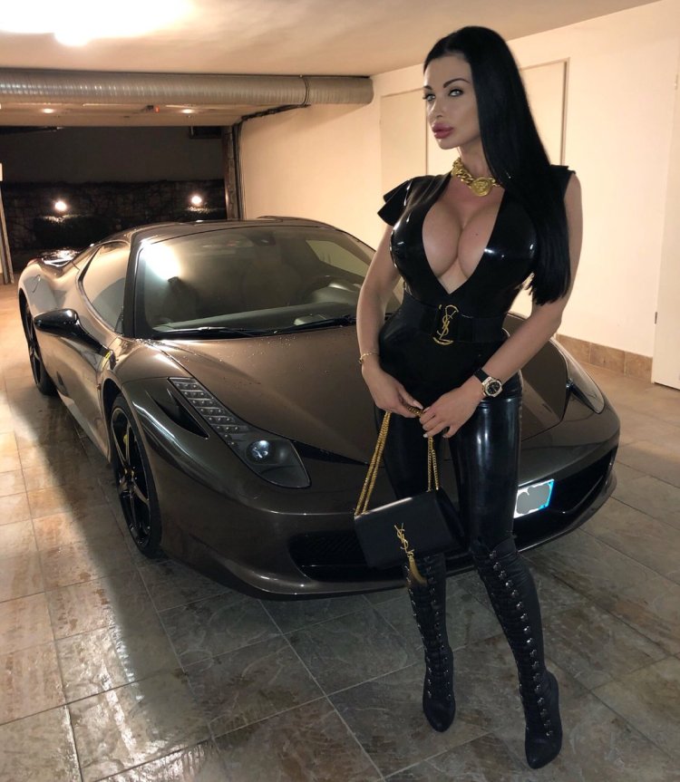 Девушка в белье блондинка