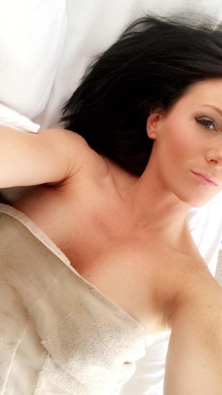 Девушка завернутая в полотенце