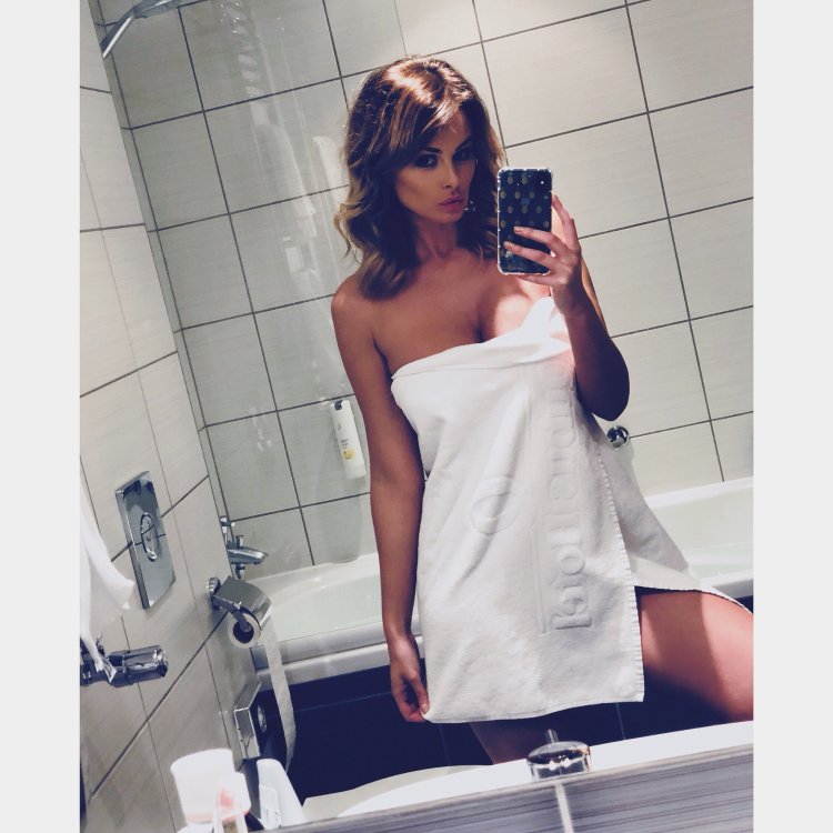 Девушка в халате в ванной