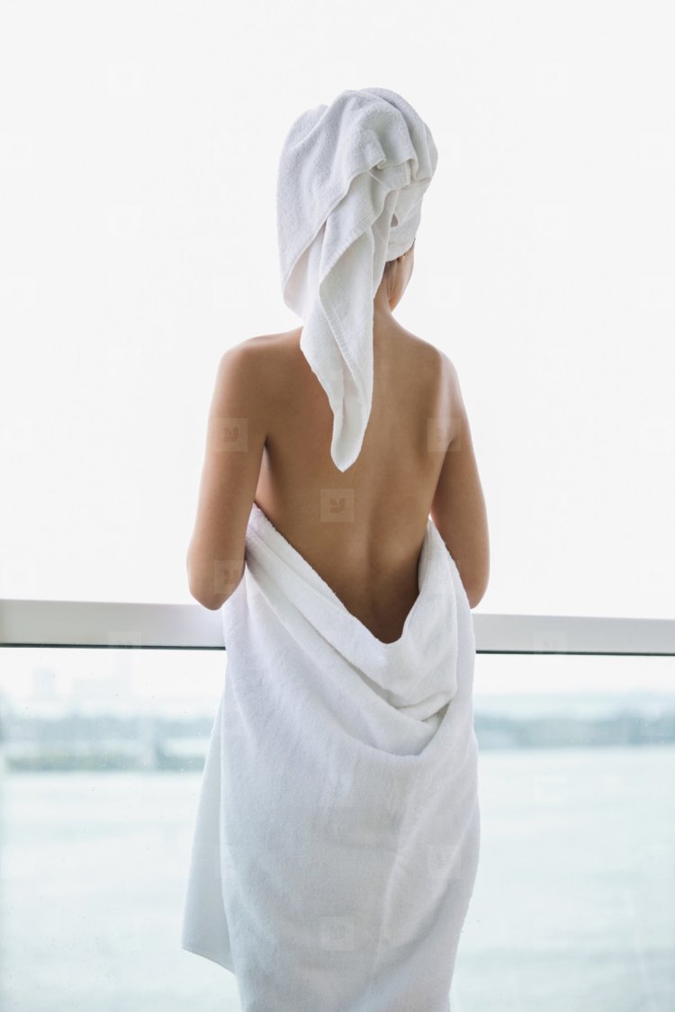 Девушка в полотенце