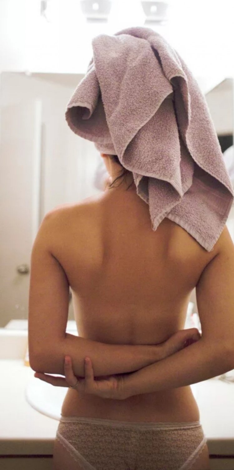 Девушка в ванне с пеной