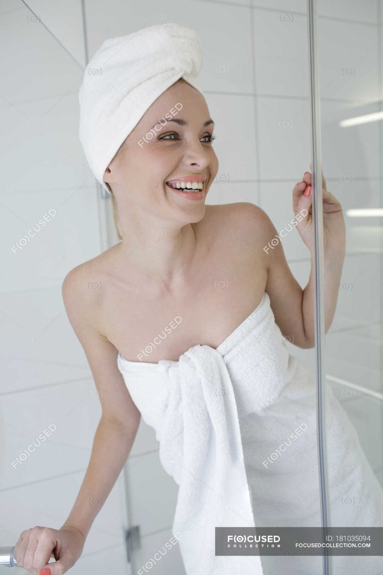 Стройная девушка в полотенце