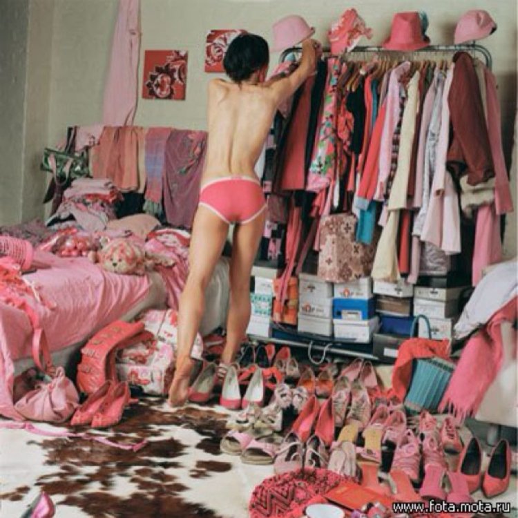 Женское белье в шкафу