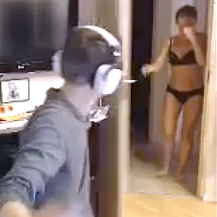 Женщина переодевается в комнате