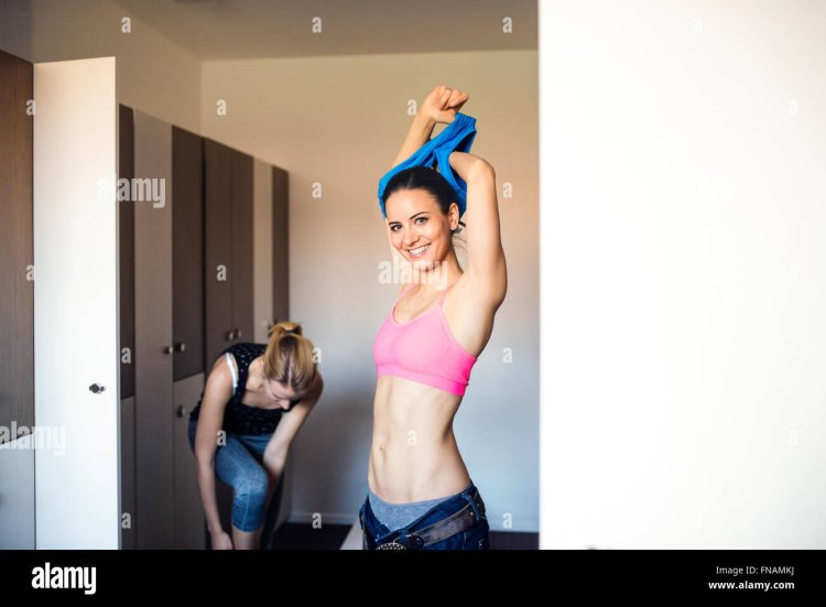 Девушки переодеваются в фитнес центре