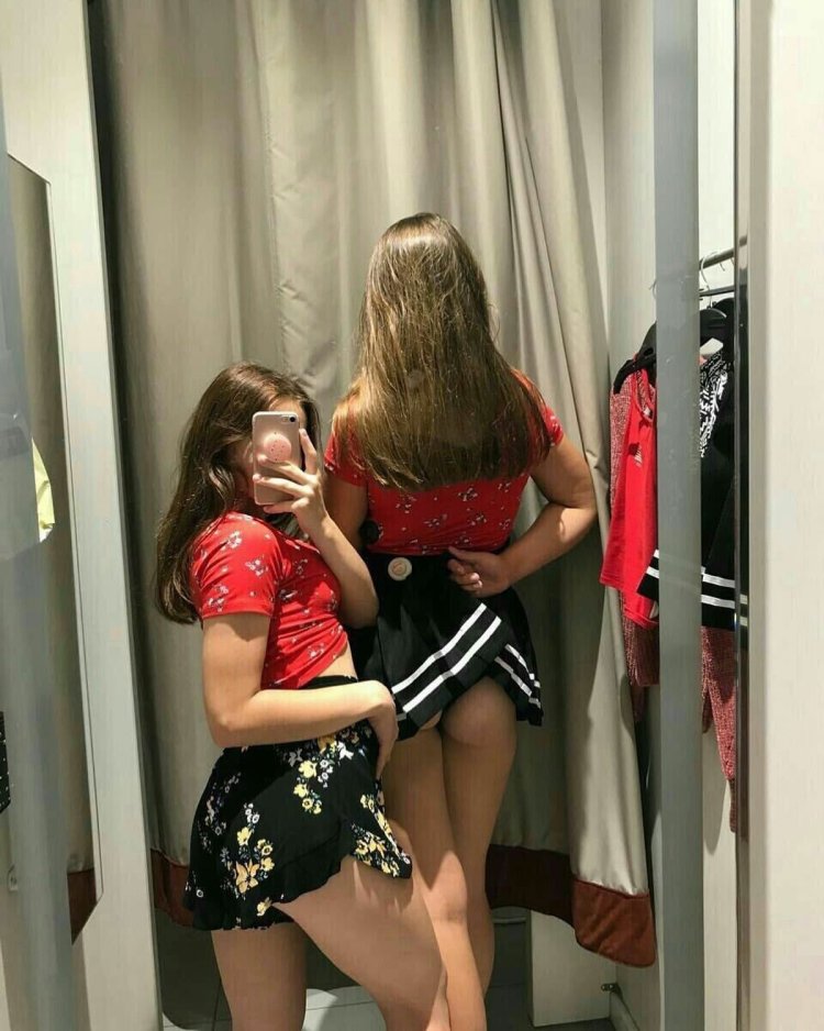 Две девушки в примерочной