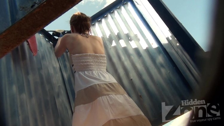 Скрытая камера в пляжной кабинке