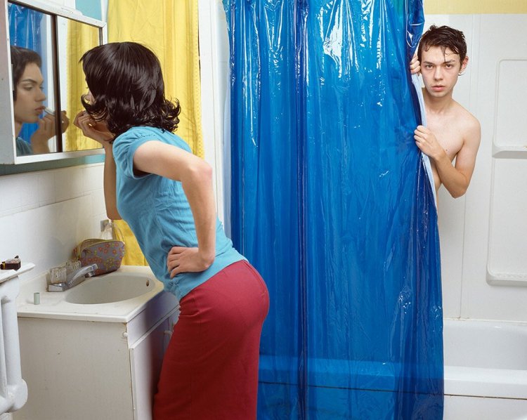 Переодевается в комнате