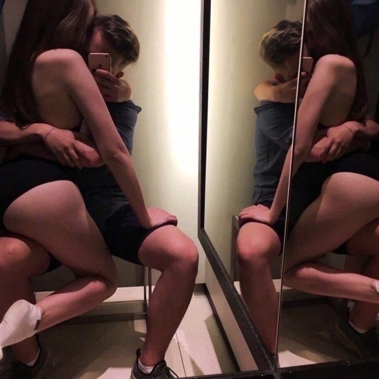 Парень с девушкой в примерочной