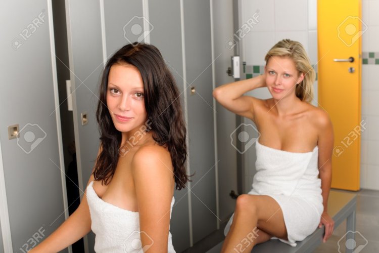 Женщины в женской раздевалке