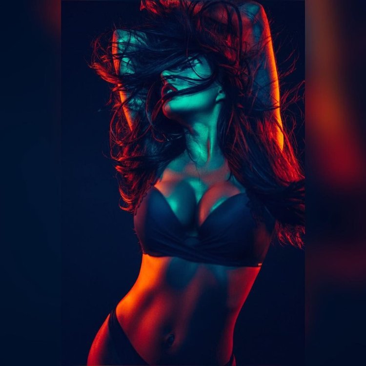 Девушка в футболке и трусах