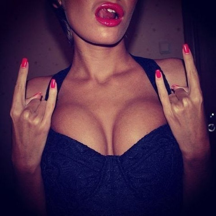 Девушка показывает язык и фак