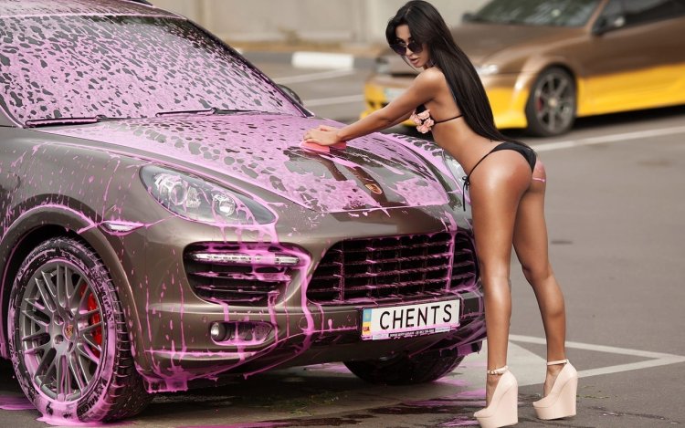 Мойка автомобиля девушками в купальниках