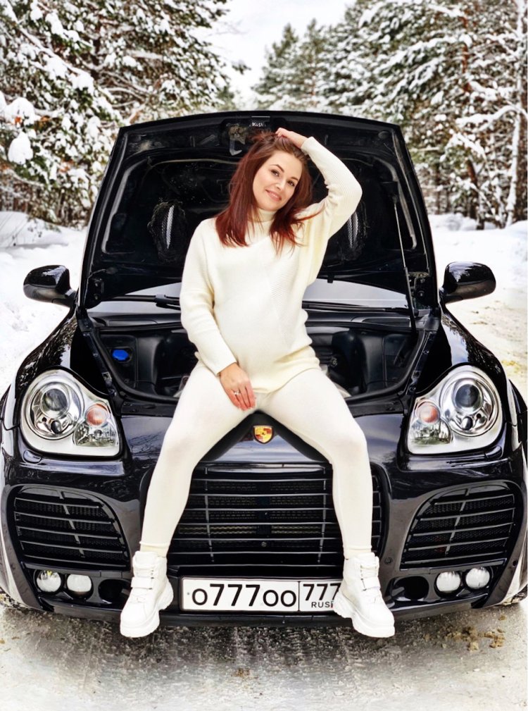 Девушка на Порше Кайен