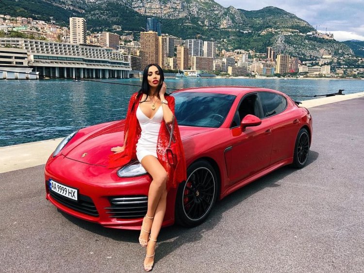 Девушка в панамере