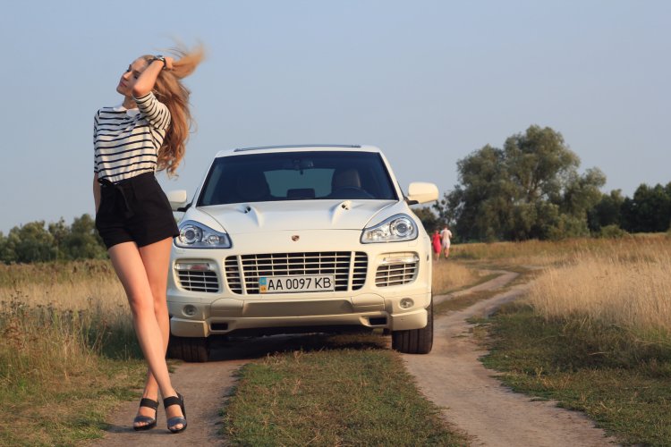 Девушка на Порше Кайен