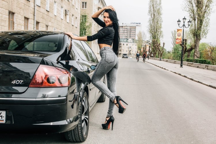 Брюнетка драйв