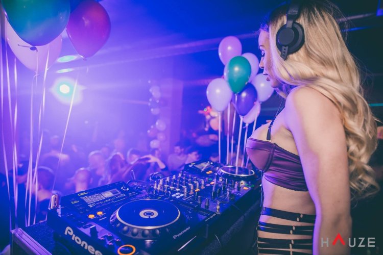 Марина Шимкович в наушниках