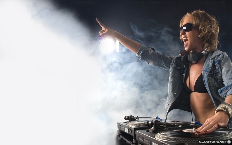 Диджей в бикини