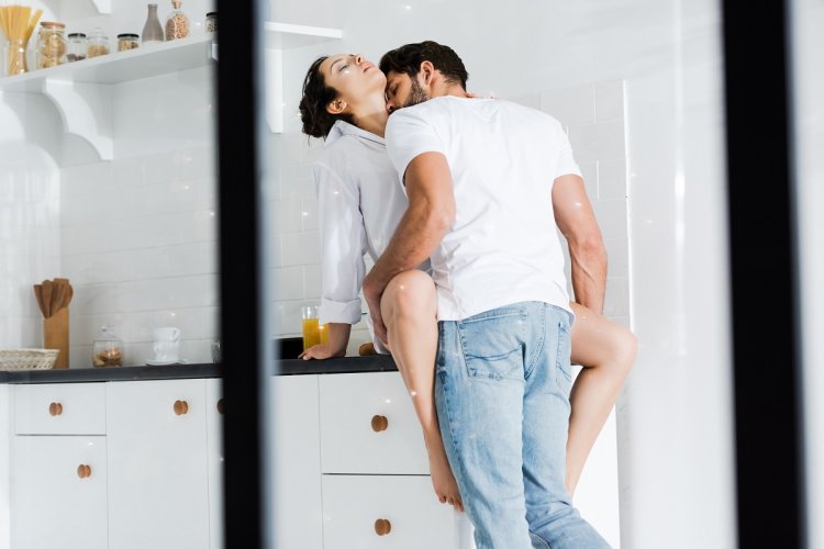 Соблазняет мужа на кухне