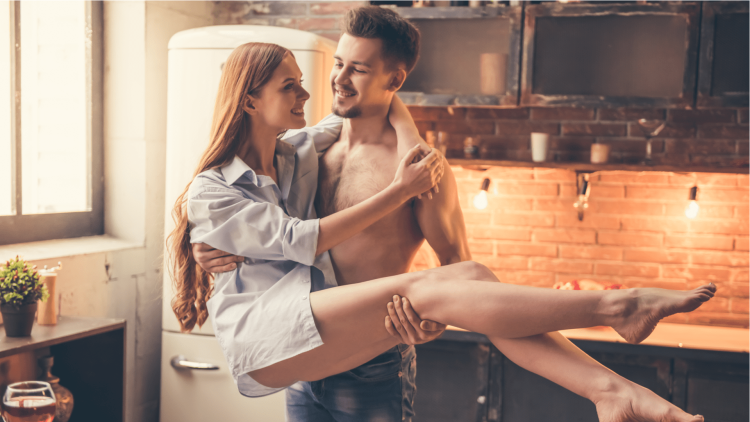 Секси фотосессия вдвоем на кухне