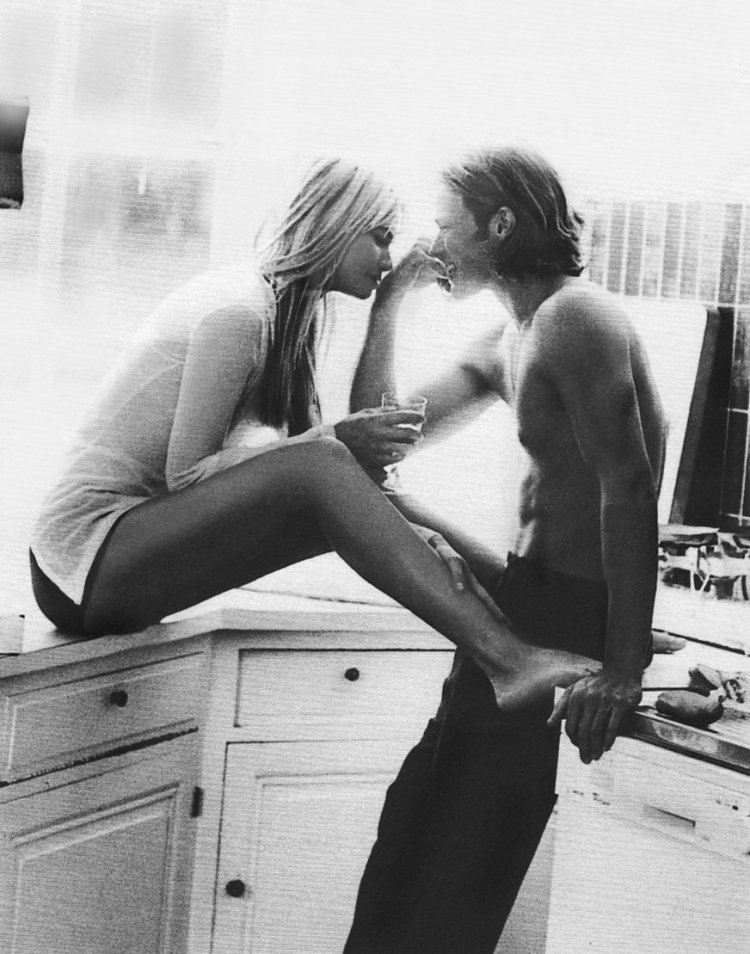 Парень с девушкой на кухонном столе