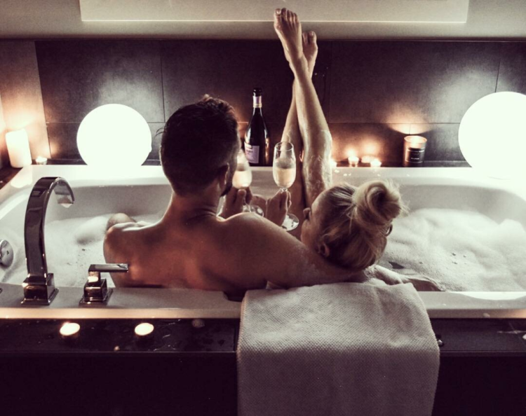 Девушка с парнем в ванной