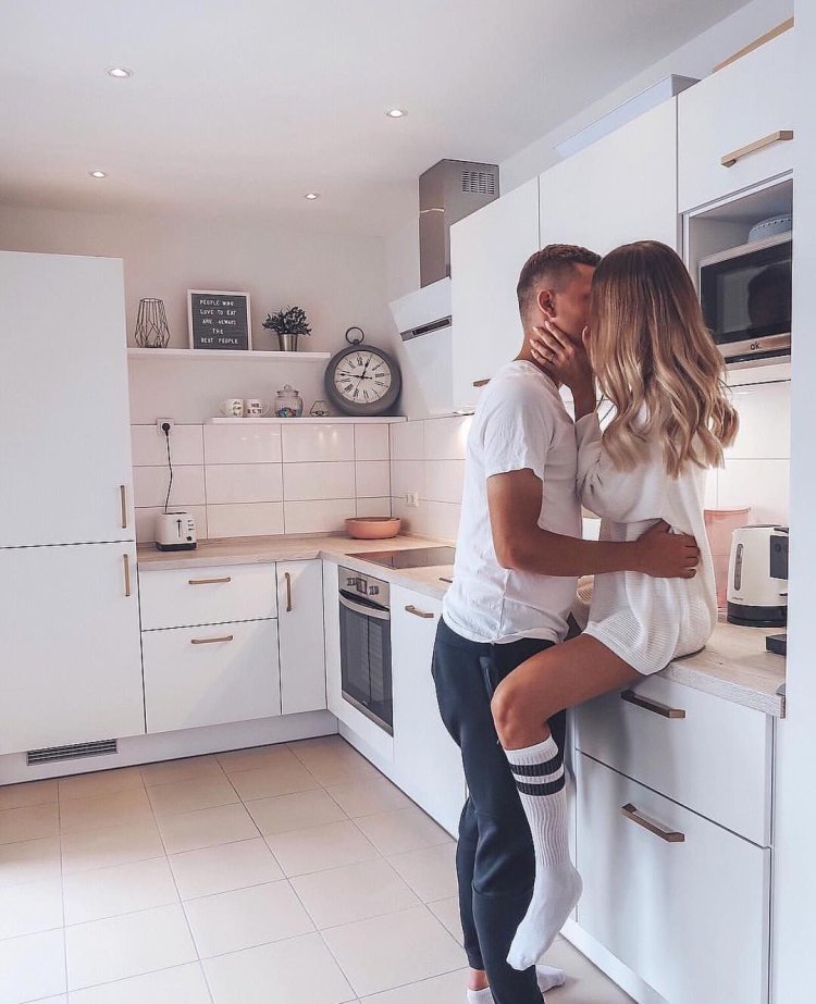 Парень и девушка на кухне