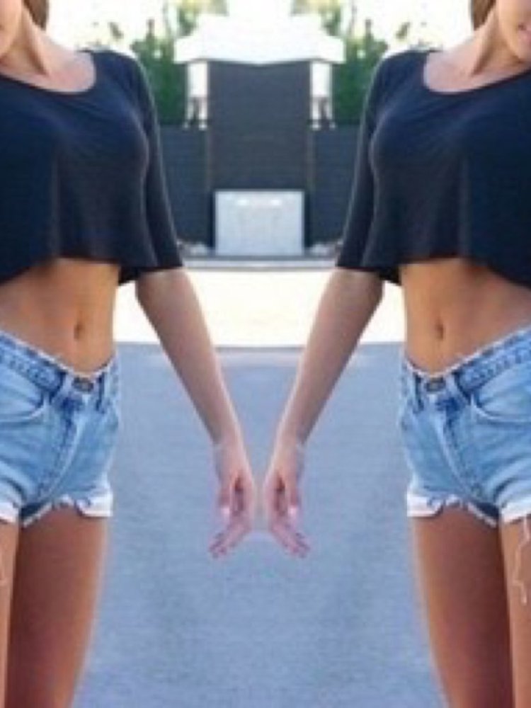 Джесси Марие в шортиках