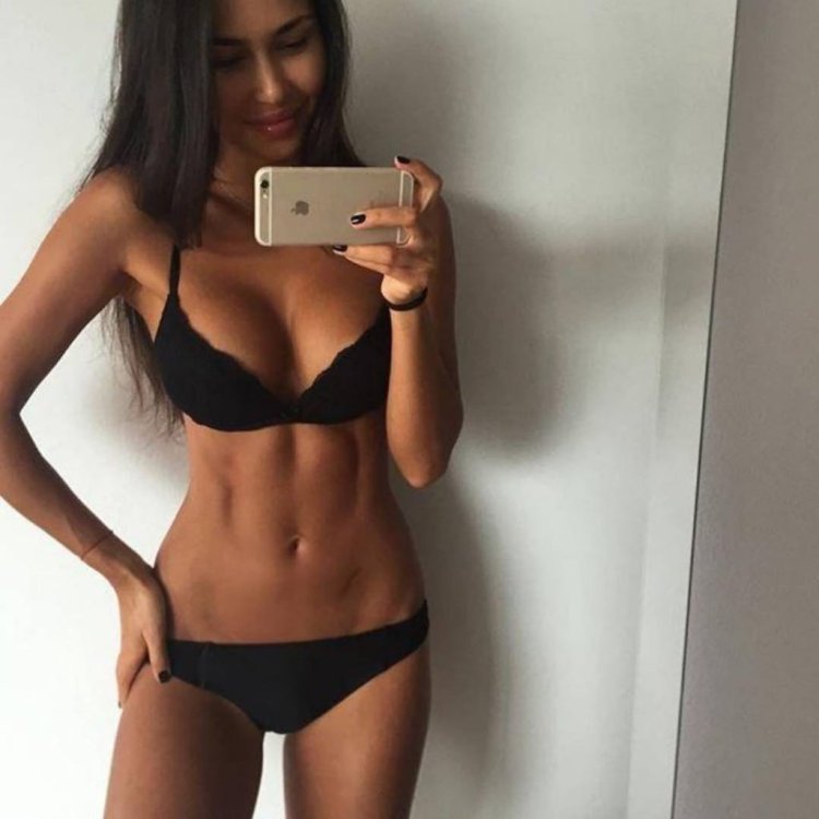 Плоские животики в кровати