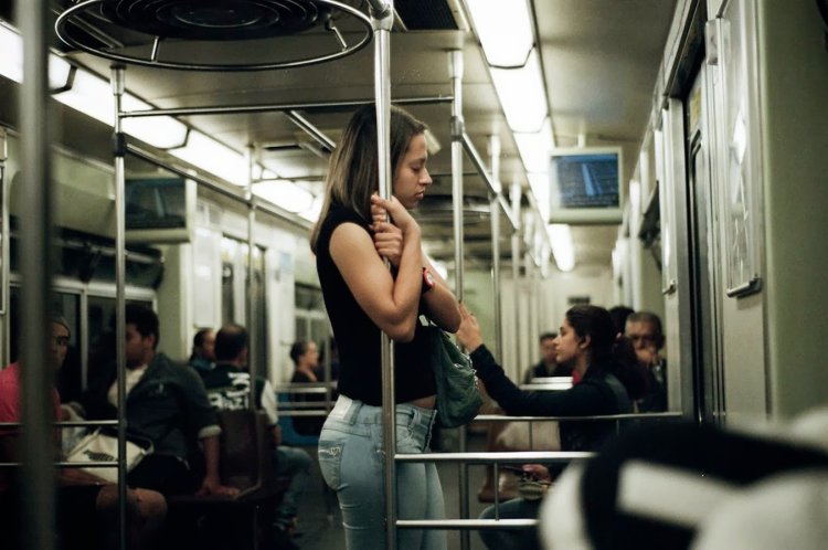 Прижимается в транспорте к девушке