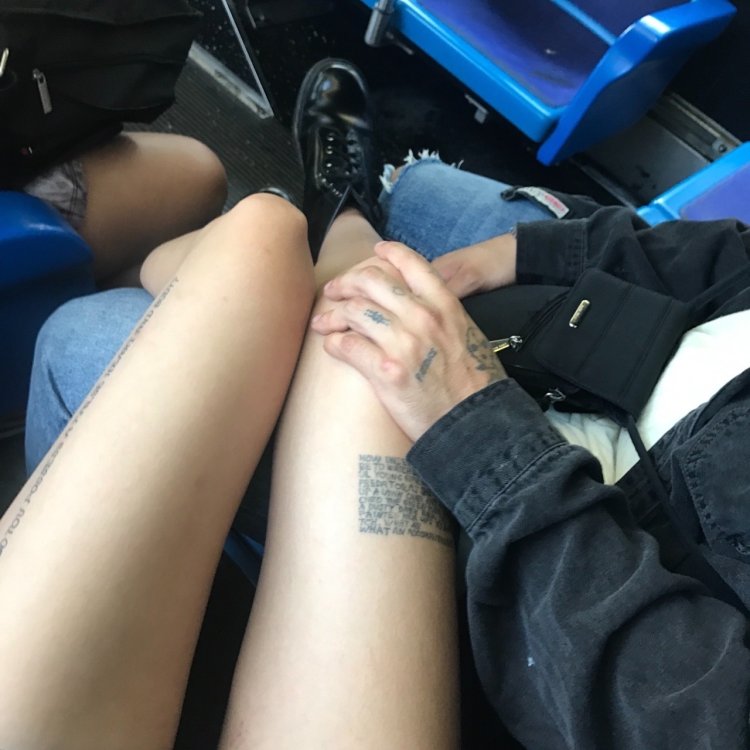 Положила ноги на парня