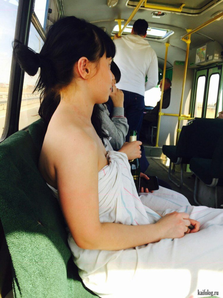 Девушки в транспорте