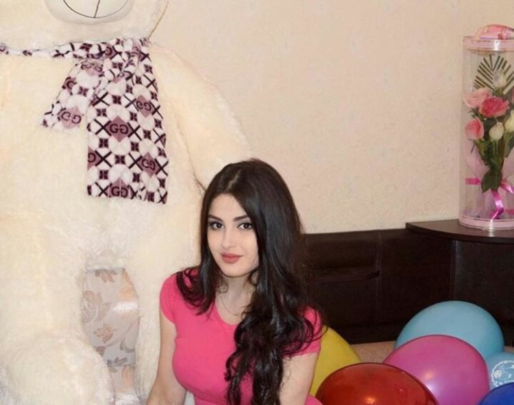 Черкешенка с Черкесским флагом