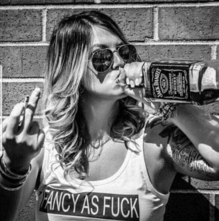 Красивая девушка с пиццей