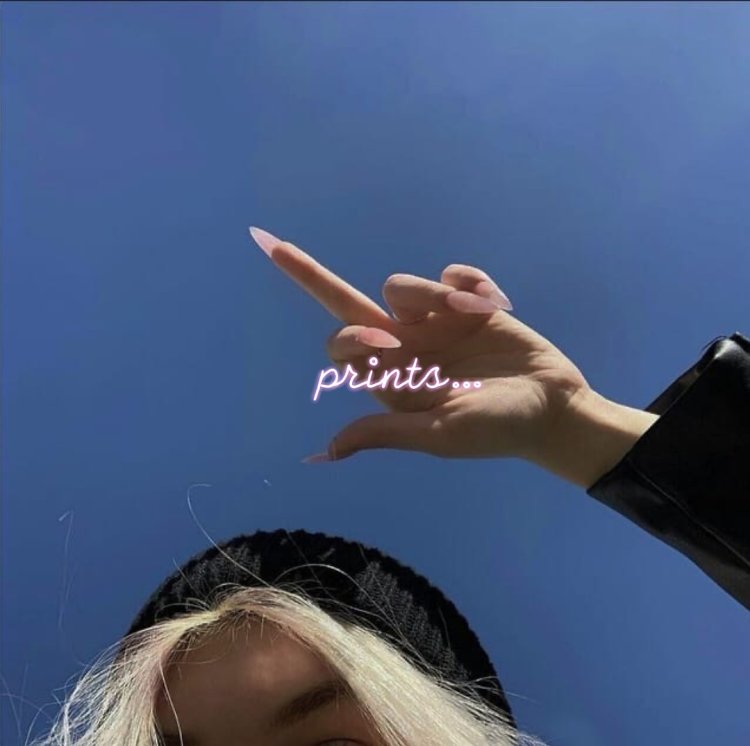 Девушка с пальцем