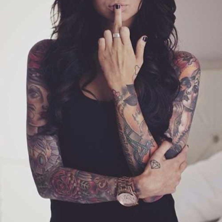 Блондинка средний палец