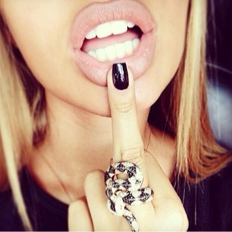 Дерзкая девушка на аву