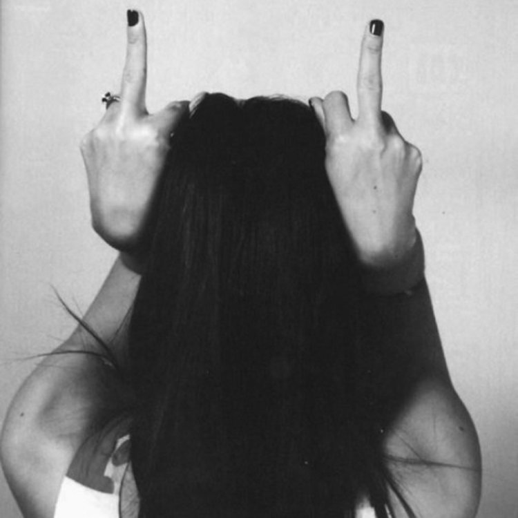 Селфи с пальцем во рту