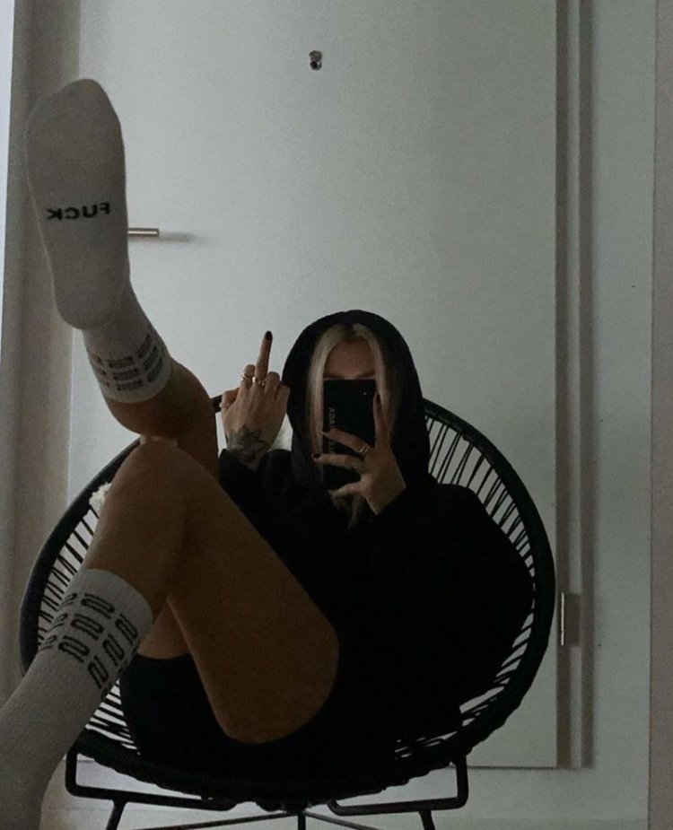 Девушка с высунытым язычком